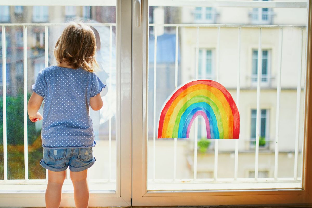 Kind steht m Fenster