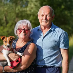 Älteres Ehepaar mit Hund