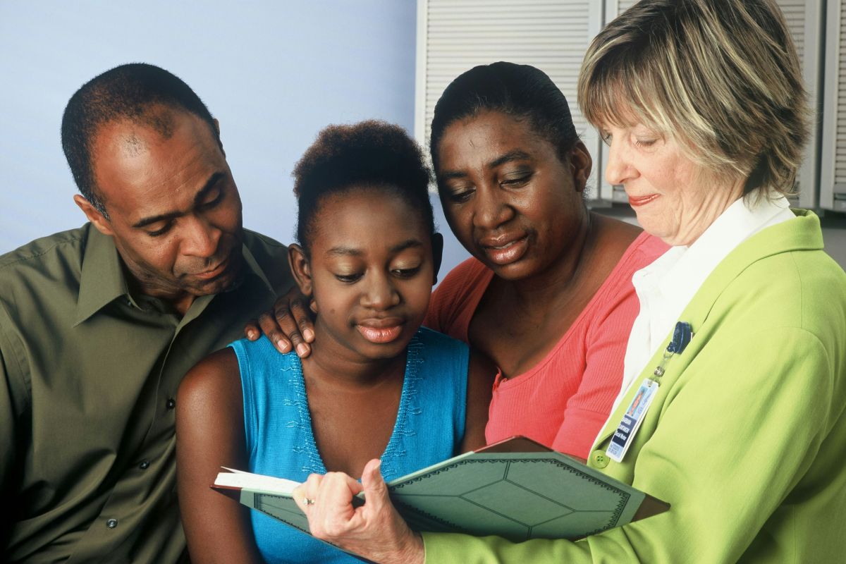 Leute lesen ein Buch