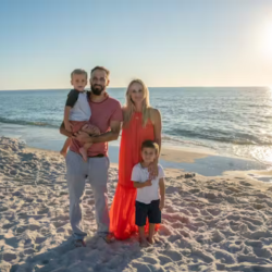 Familie mit Kindern am Strand