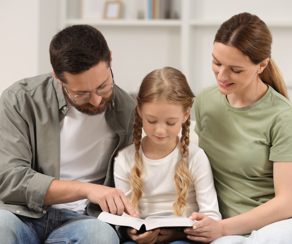 Familie mit Kind lesen ein Buch